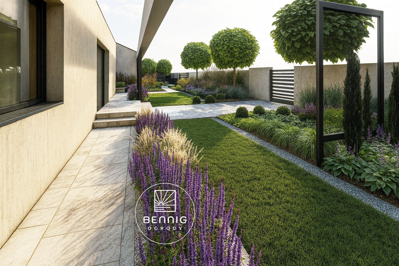 Nowoczesny ogród z równo przystrzyżonym trawnikiem, kulistymi drzewami i fioletowymi kwiatami wzdłuż ścieżki. Minimalistyczna architektura domu w tle.