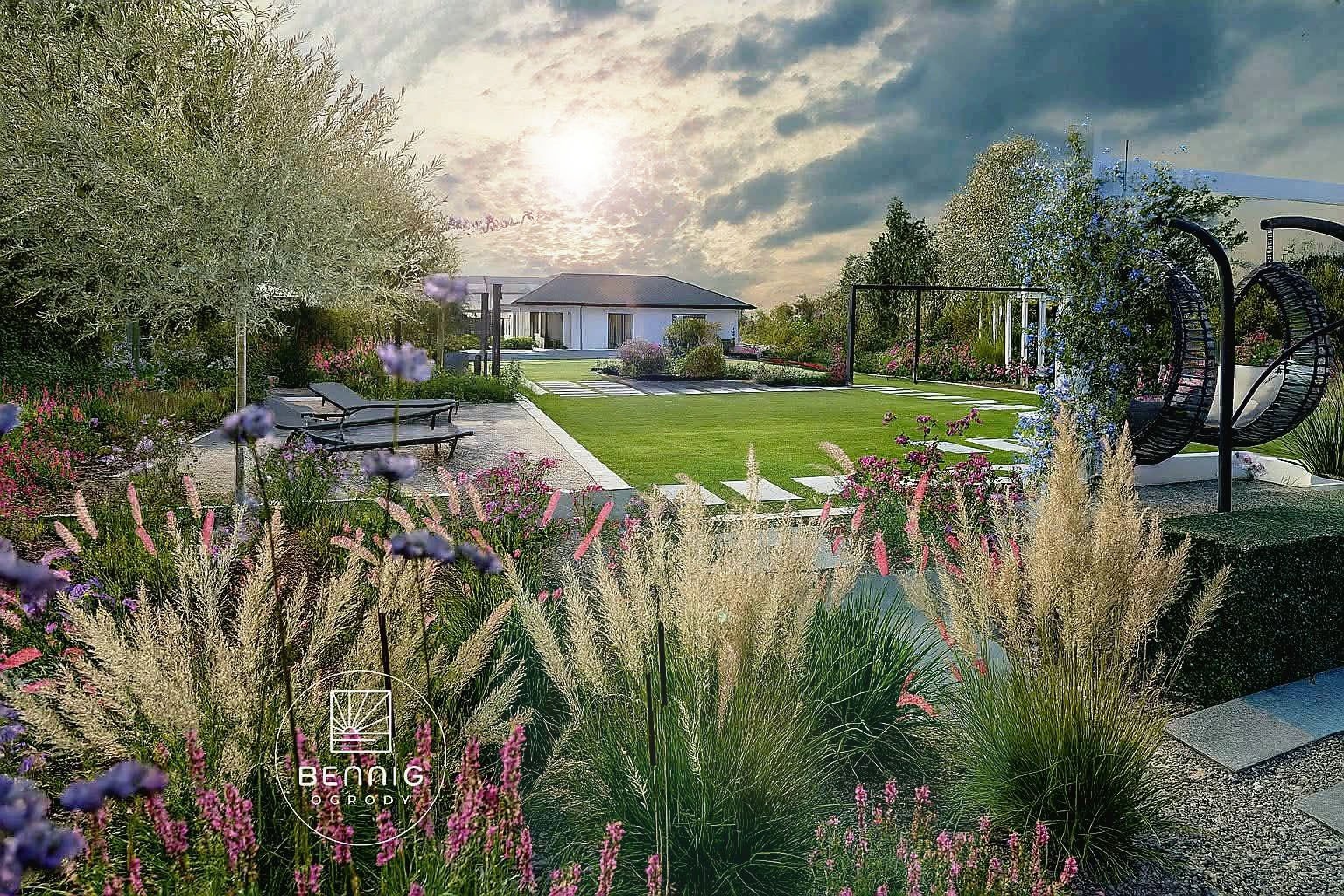 Nowoczesny ogród z równo przystrzyżonym trawnikiem, ścieżką z płyt, ozdobnymi trawami i kwiatami. W tle minimalistyczny dom i wiszące fotele.