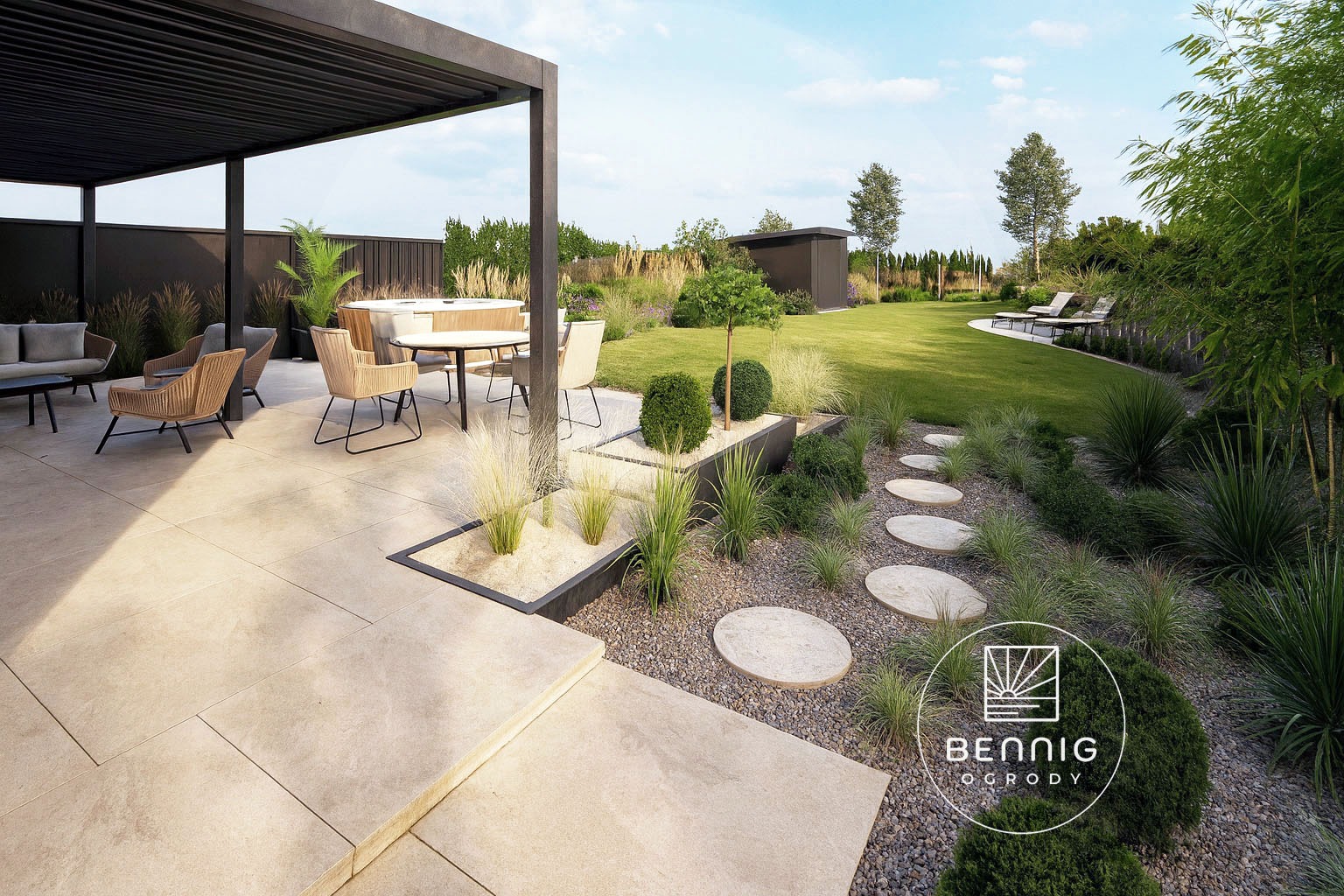 Nowoczesny ogród z pergolą, meblami ogrodowymi i ścieżką z kamieni. Minimalistyczne rabaty z ozdobnymi trawami i kulistymi krzewami. Starannie zaprojektowana przestrzeń.
