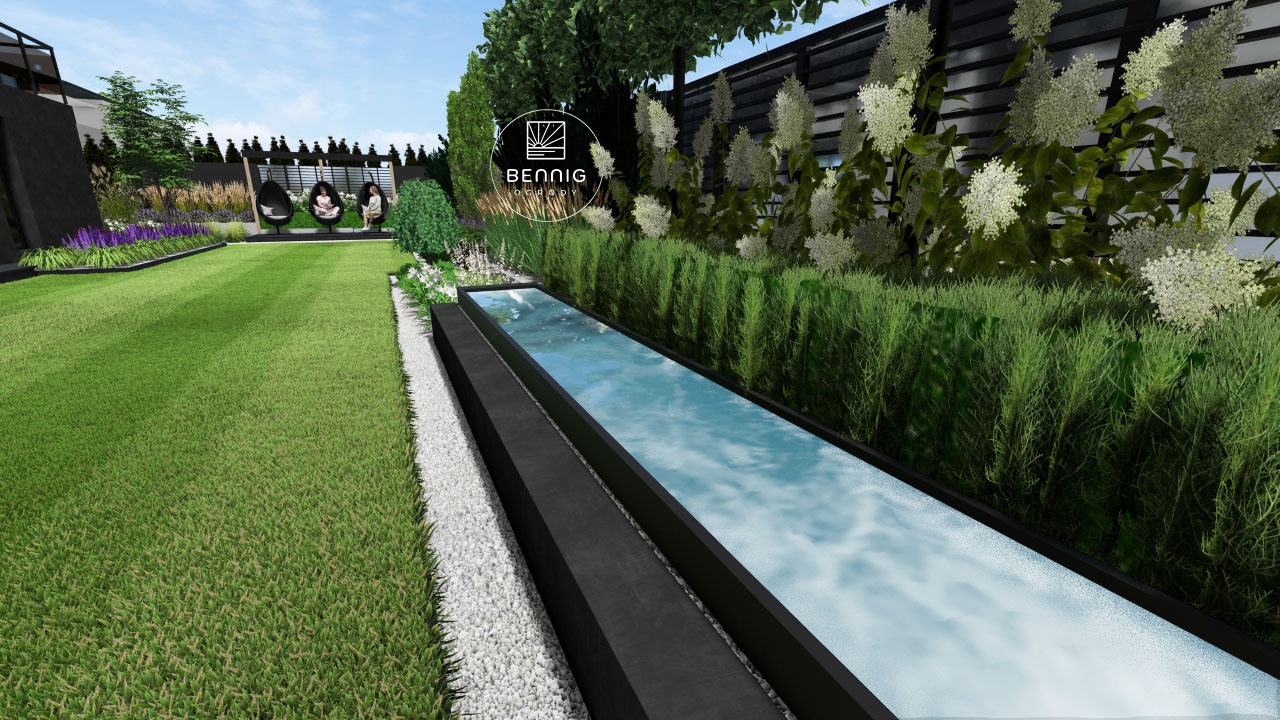 Wizualizacja ogrodu z długim, wąskim basenem, bujną roślinnością i nowoczesnymi elementami. Widoczne krzesła wiszące i zadbany trawnik. Logo firmy w centralnej części.
