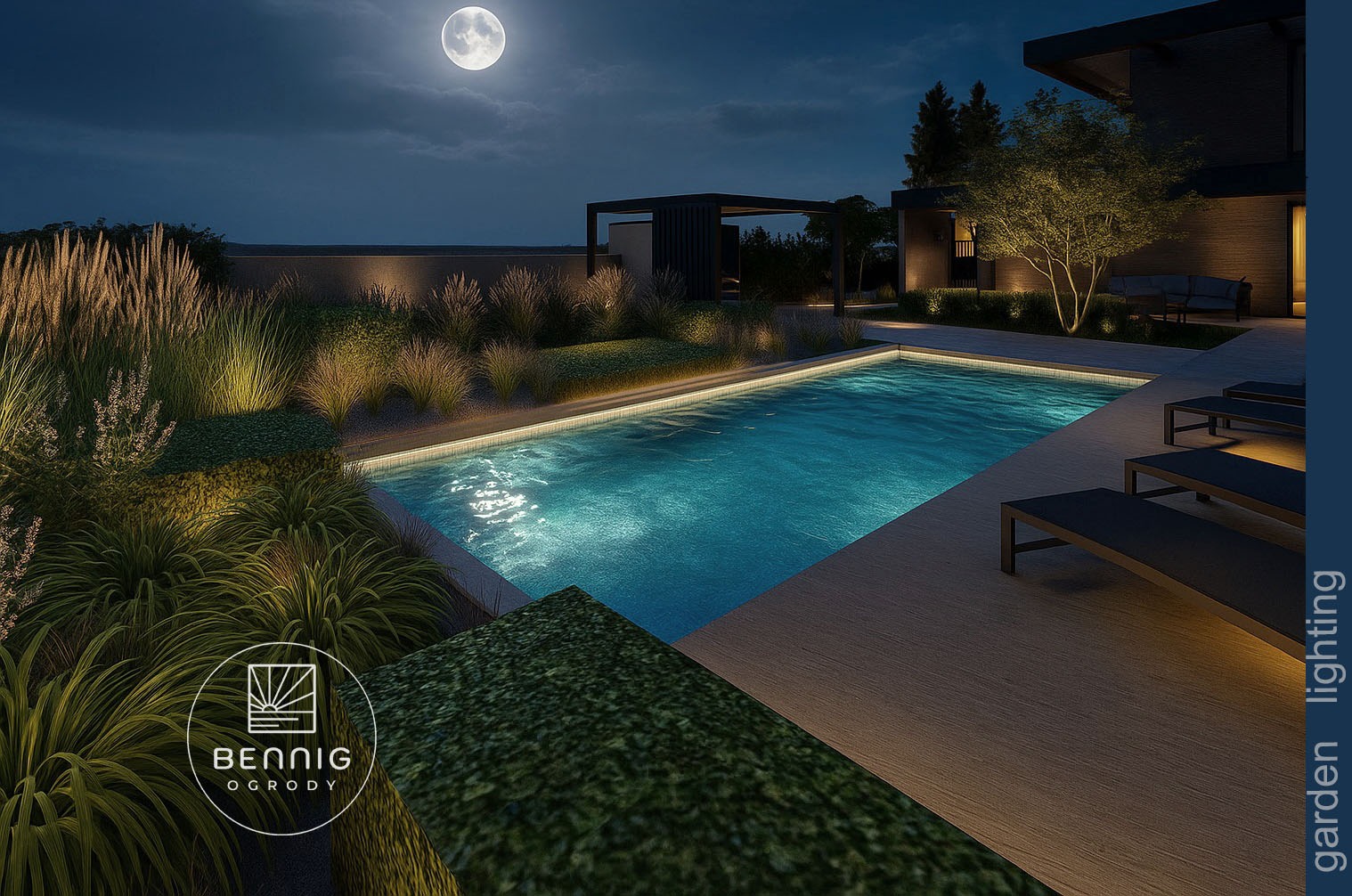 Nocny widok na oświetlony basen w nowoczesnym ogrodzie z dekoracyjnymi trawami i krzewami. W tle dom i księżyc w pełni. Garden lighting.