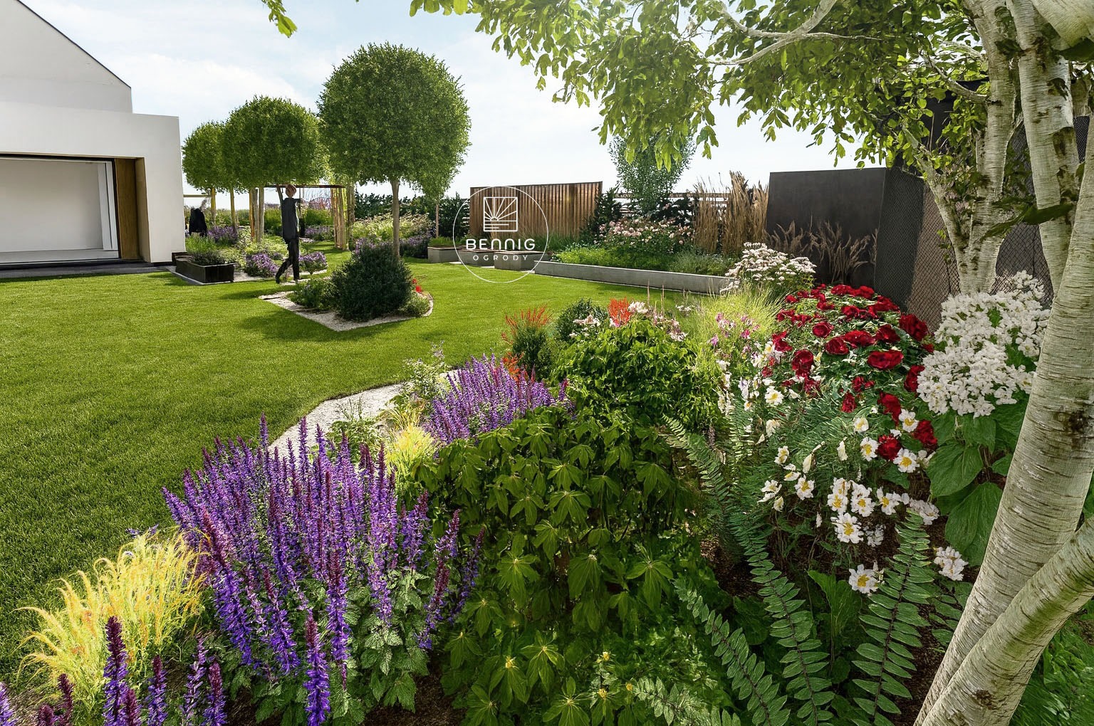 Nowoczesny ogród z równo przystrzyżonym trawnikiem, kulistymi drzewami i rabatami kwiatowymi w odcieniach fioletu, czerwieni i bieli. W tle minimalistyczny budynek.