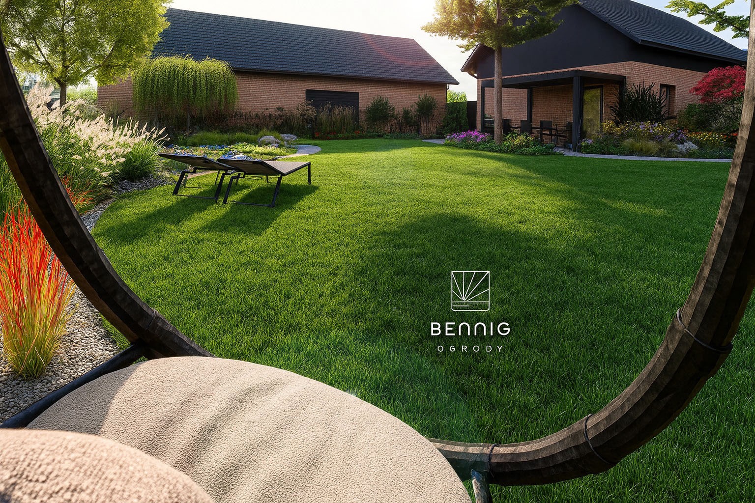 Zadbany trawnik z leżakami i roślinami ozdobnymi, widok z huśtawki w ogrodzie. W tle budynek z cegły i pergola. Słoneczny dzień.