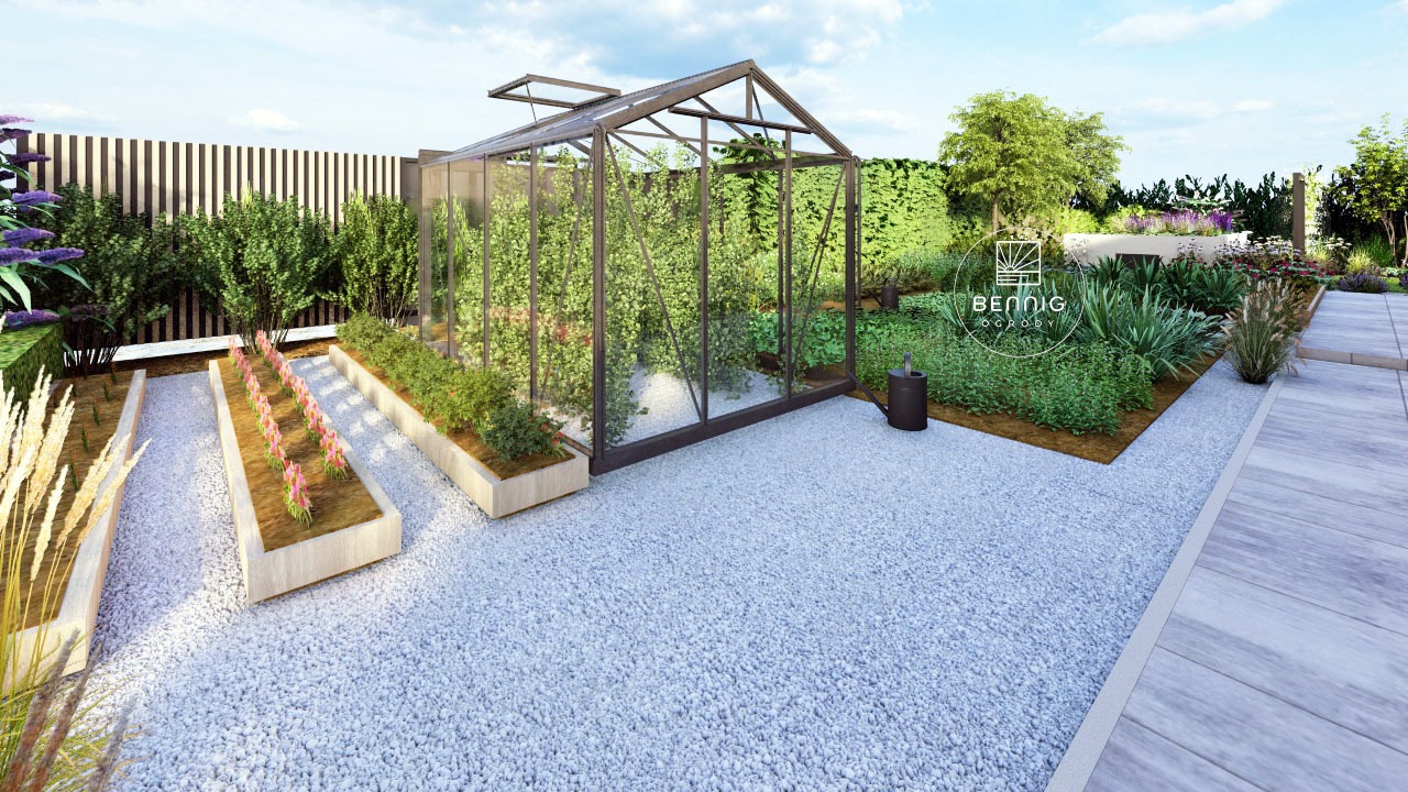 Wizualizacja ogrodu z szklarnią, podwyższonymi grządkami i ścieżką z białego żwiru. W tle zielony żywopłot i drewniany płot. Widoczny branding firmy.