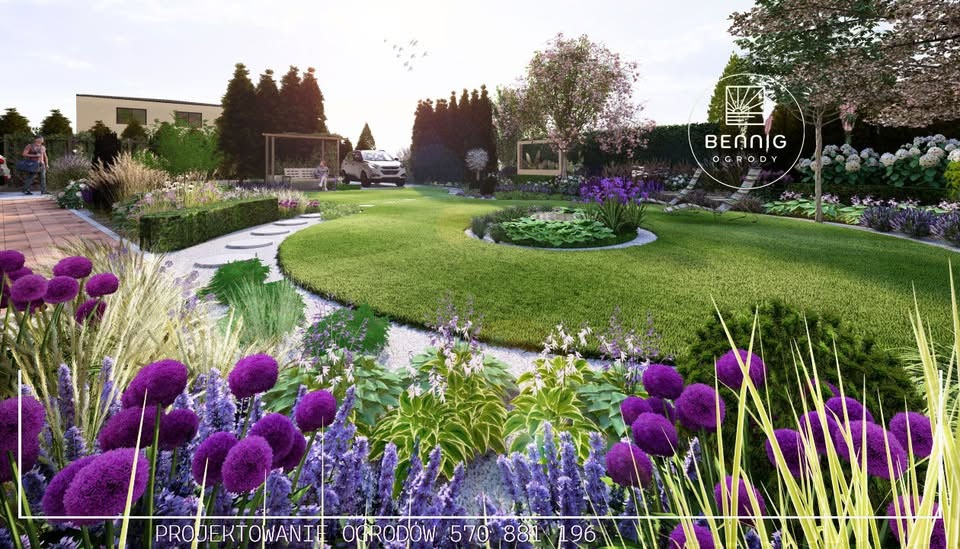 Wizualizacja ogrodu z okrągłym trawnikiem, rabatami kwiatowymi w odcieniach fioletu i białych kamieni. W tle dom, altana i samochód. Logo firmy w prawym górnym rogu.