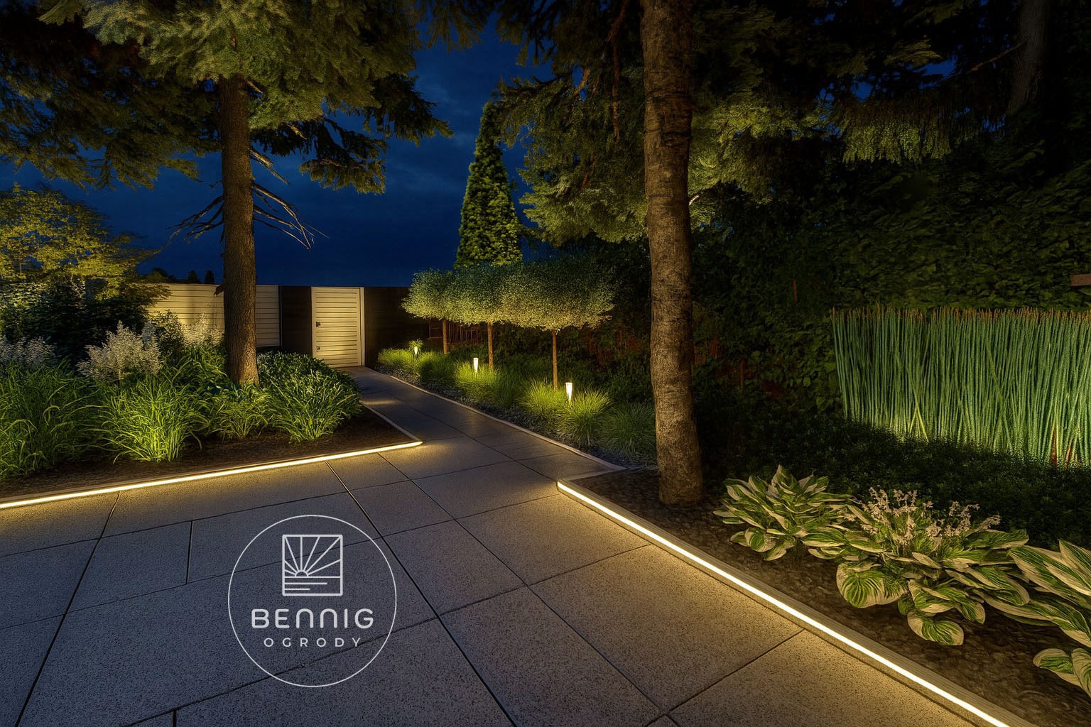 Oświetlony ogród nocą z podświetlonymi ścieżkami i roślinami. Widoczne drzewa, krzewy i trawnik. Nowoczesny design z subtelnym oświetleniem.