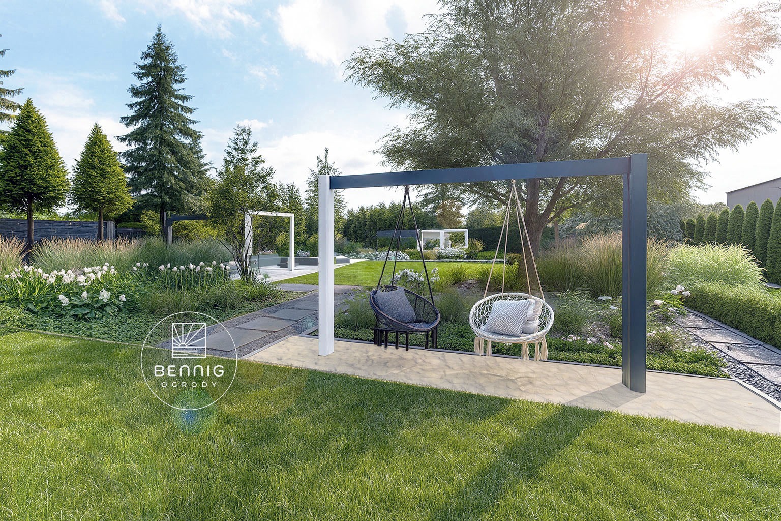 Nowoczesny ogród z wiszącymi fotelami na metalowej konstrukcji, ścieżką z płyt i bujną roślinnością. W tle białe pergole i zadbany trawnik.