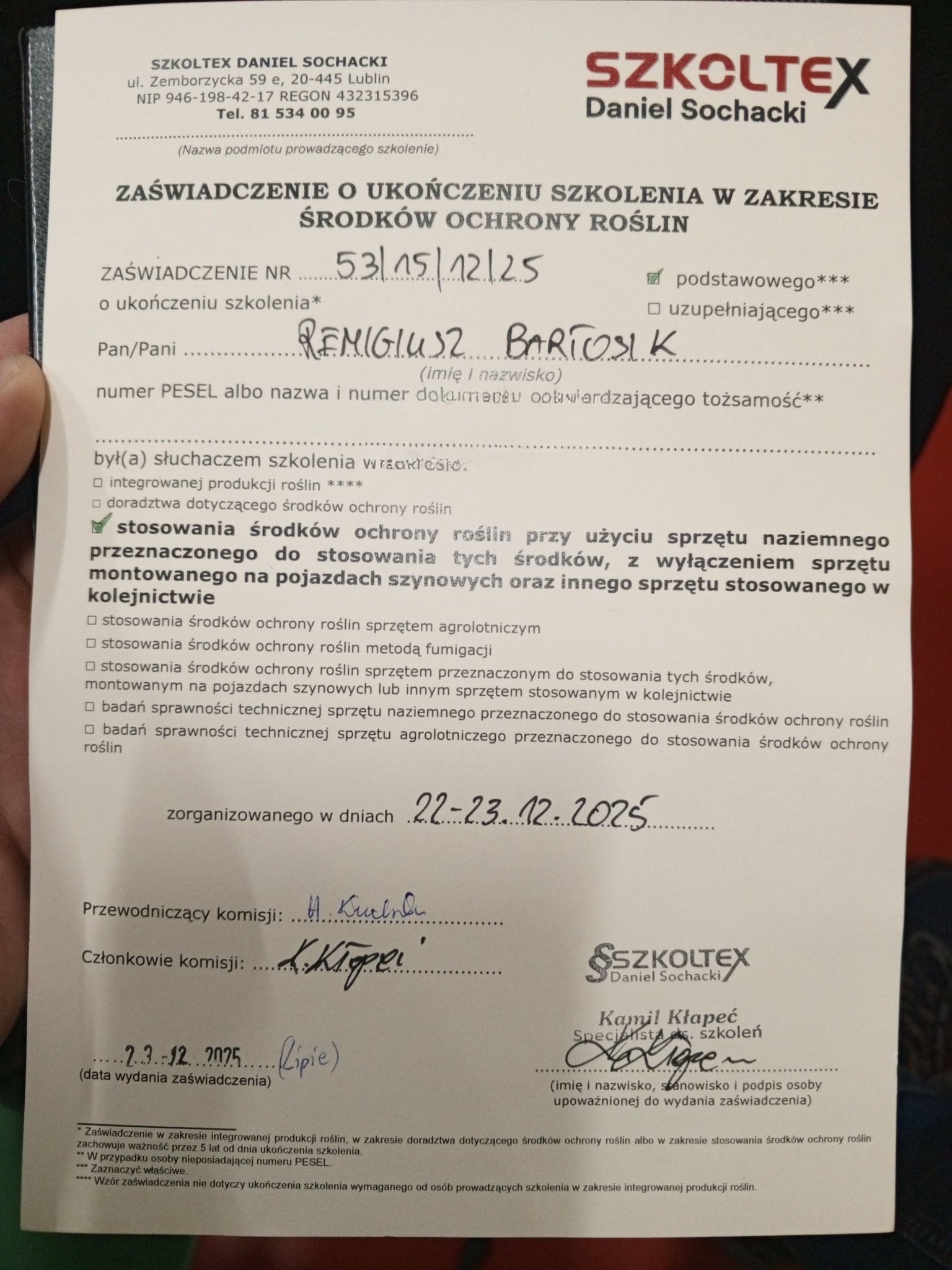Szkoltex: Zaświadczenie o ukończeniu szkolenia w zakresie środków ochrony roślin dla Remigiusza Bartosika, potwierdzające uprawnienia do stosowania profesjonalnych oprysków.