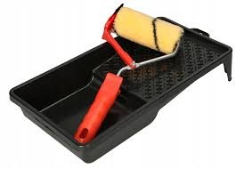 Wałek malarski z żółtym wkładem i czerwonym uchwytem zanurzony w czarnej kuwecie malarskiej.