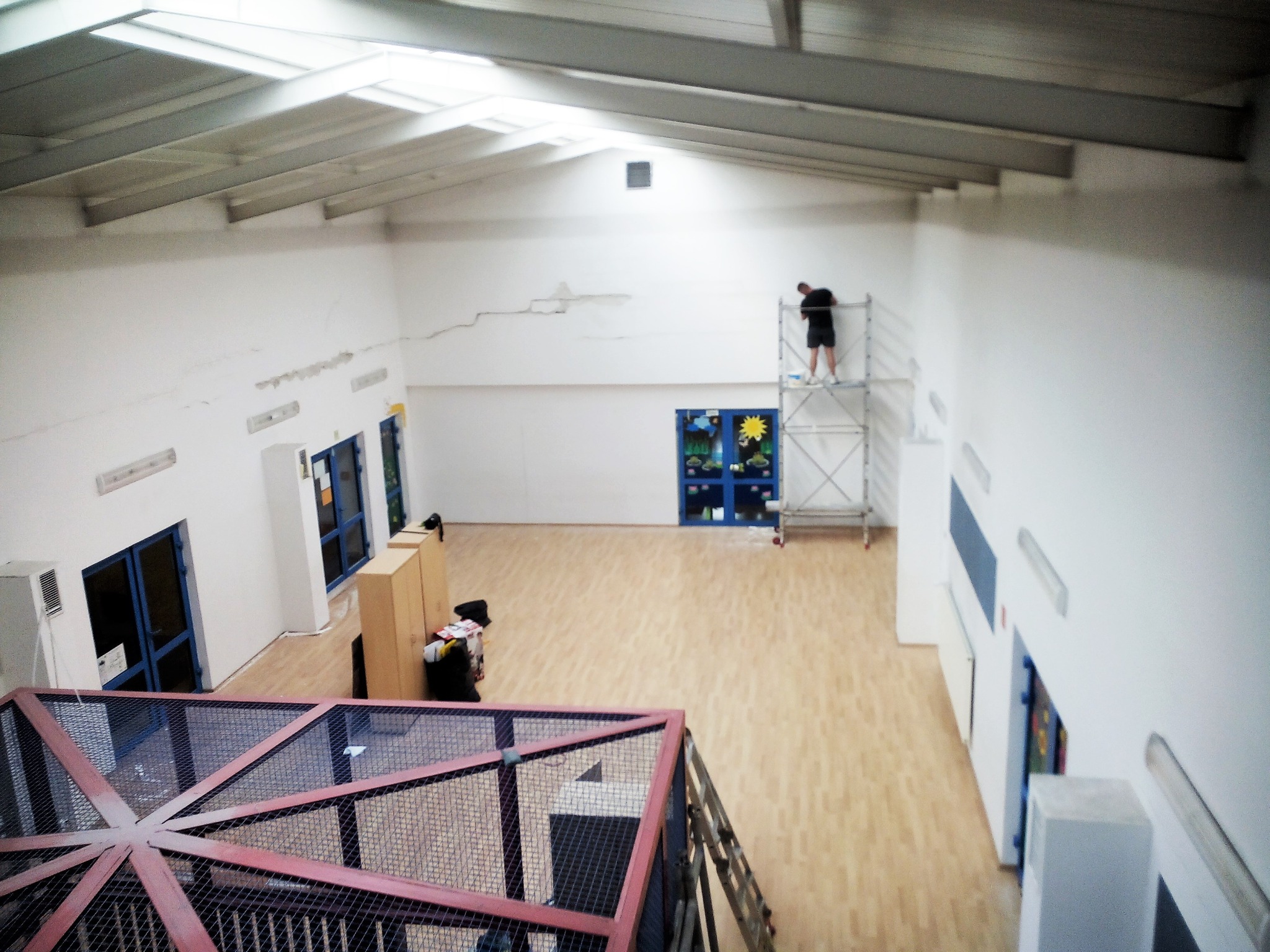 Prace wysokościowe - naprawa i malowanie hali.