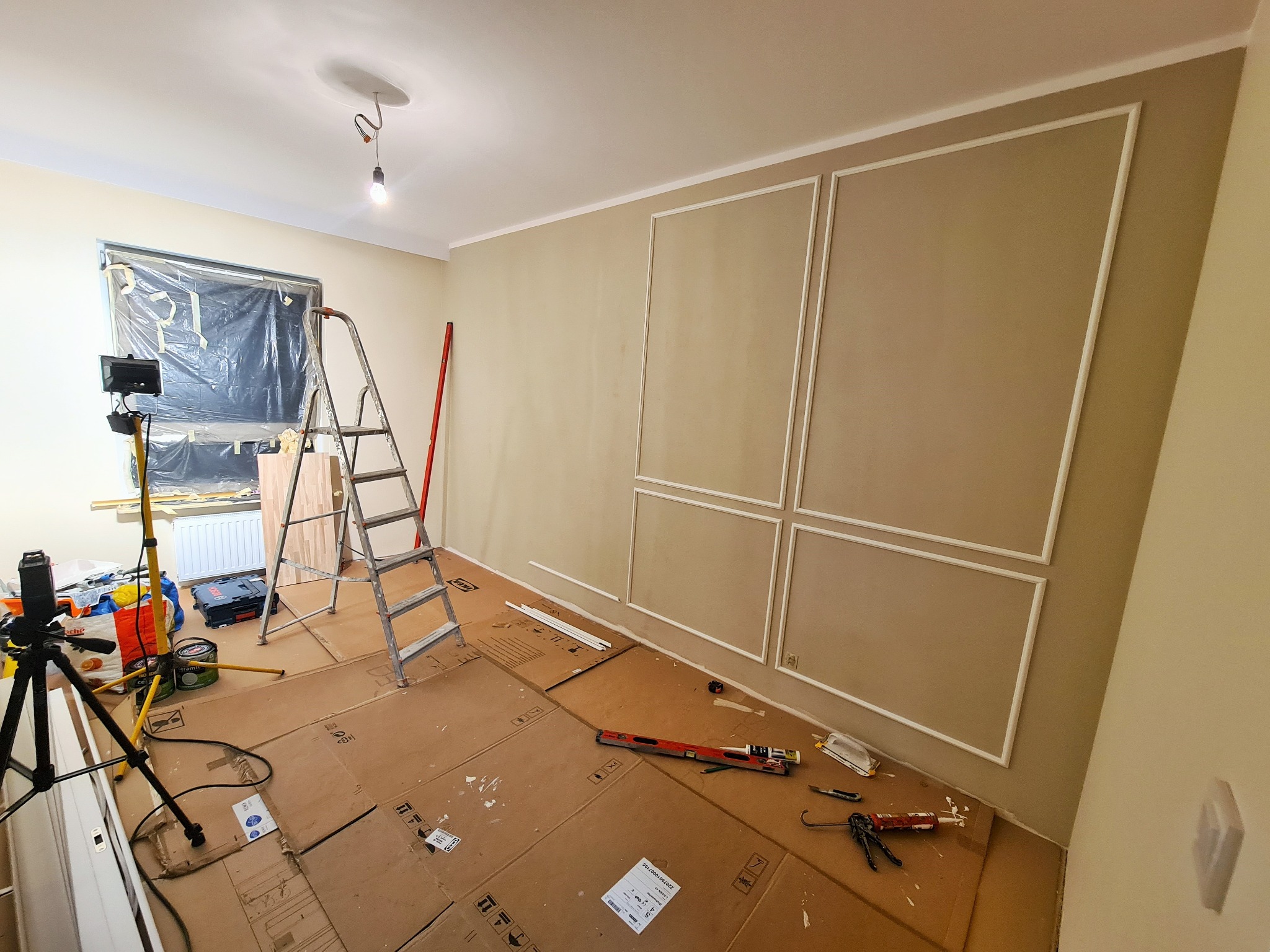 Wykonanie i malowanie sztukaterii.