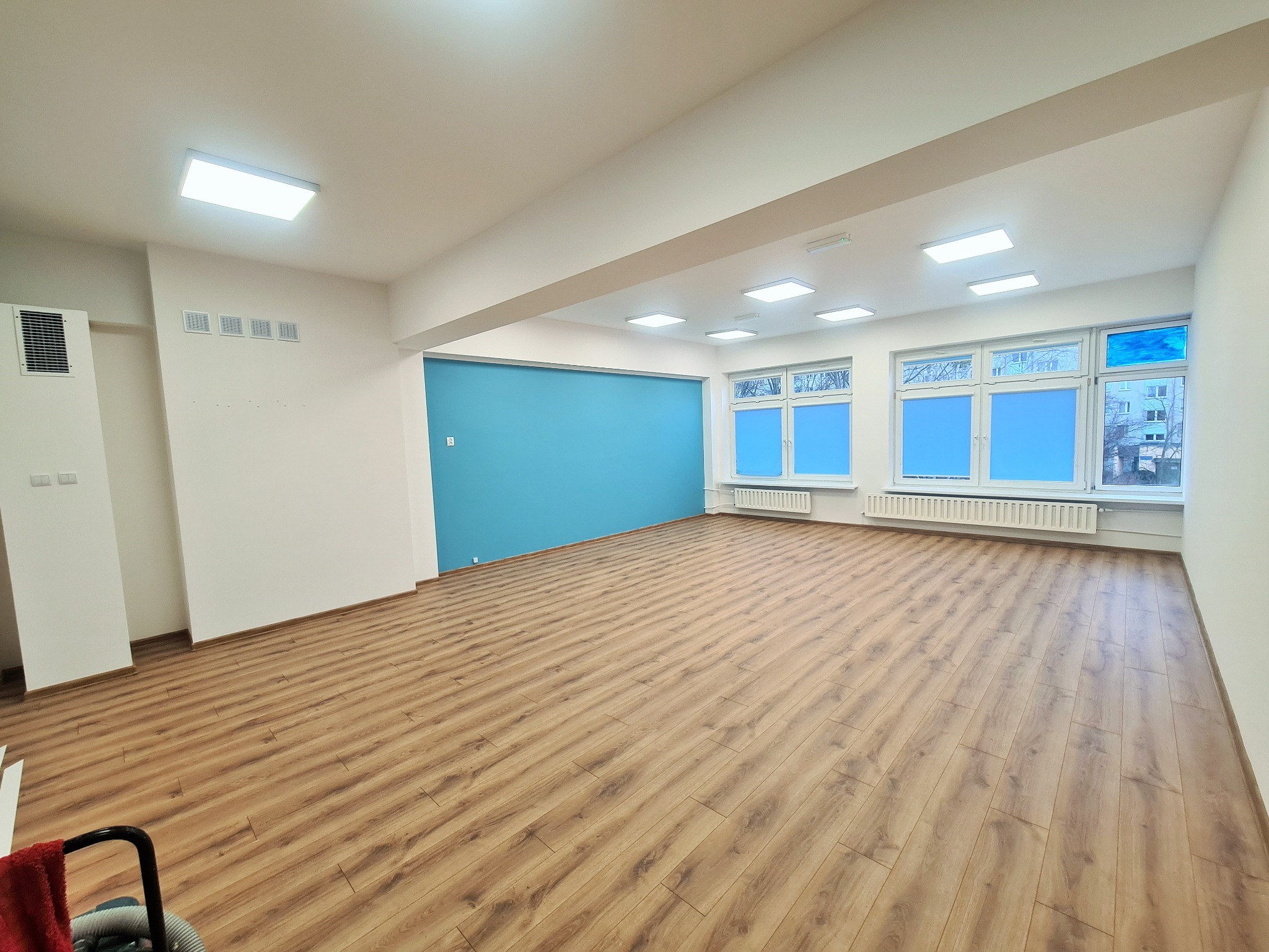 Malowanie ścian i sufitów.