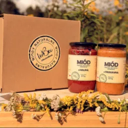 Popularny zestaw prezentowy, dużych, polskich miodów z owocami od Lovbee