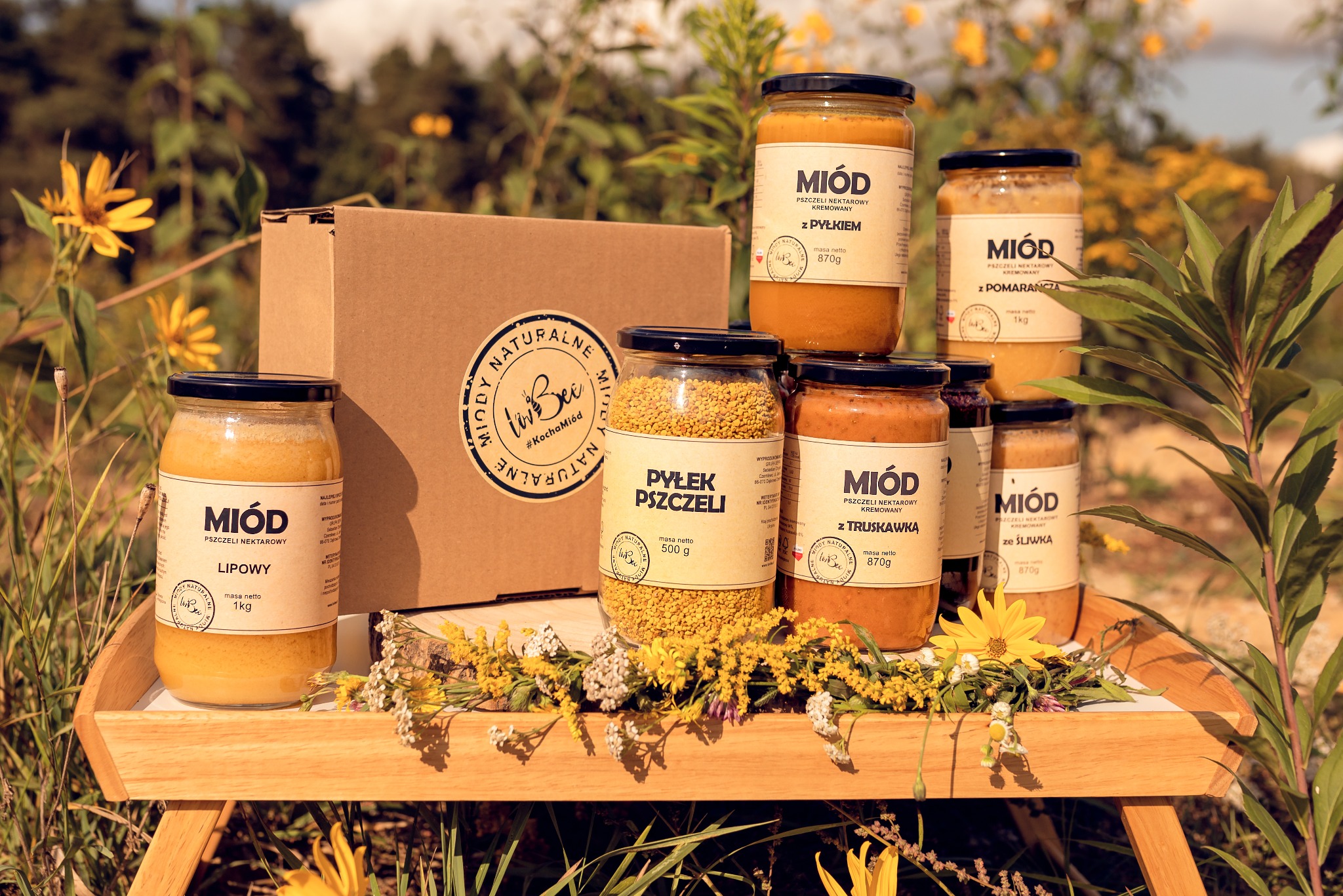 Fragment sesji zdjęciowej polskich miodów Lovbee, niedaleko miejsca zbioru z zaufanej, zaprzyjaźnionej pasieki