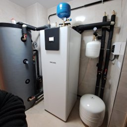 Montaż gruntowej pompy ciepła Stiebel Eltron 7,35 kW. Instalacja wyposażona w bufor CO 500 litrów na potrzeby pompy ciepła i kominka z płaszczem wodnym.