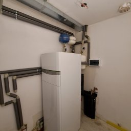 Montaż gruntowej pompy ciepła Vaillant 8,8 kW z wbudowanym zasobnikiem cwu ze stali nierdzewnej oraz z modułem pasywnego chłodzenia.