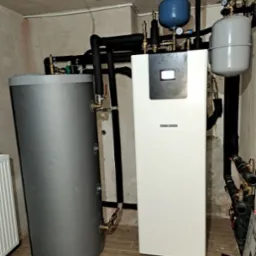 Montaż gruntowej pompy ciepła Stiebel Eltron z wbudowanym zasobnikiem cwu ze stali nierdzewnej i buforem CO 400 litrów.