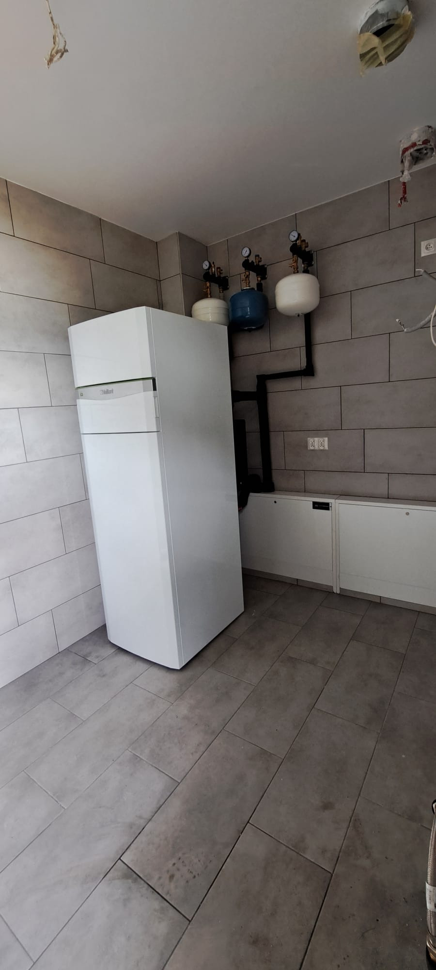 Montaż gruntowej pompy ciepła Vaillant 8,8 kW z pasywnym chłodzeniem.