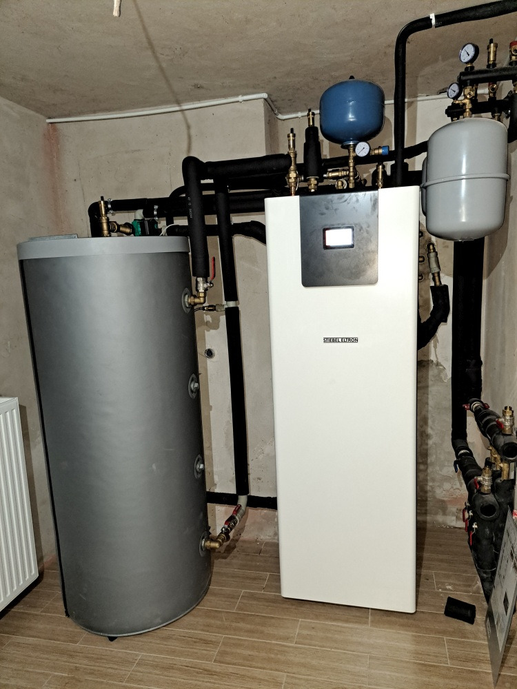 Montaż gruntowej pompy ciepła Stiebel Eltron z wbudowanym zasobnikiem cwu ze stali nierdzewnej i buforem CO 400 litrów.