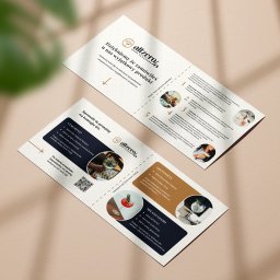 CREADIGO - Dwie ulotki reklamowe leżące ukośnie na jasnym tle, prezentujące przepisy na koktajle bezalkoholowe marki Allzero%, z QR kodem odsyłającym do większej liczby przepisów i instrukcjami przygotowania...