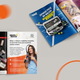 CREADIGO - Rozkładówka magazynu reklamującego sklep tenisowy Strefa Tenisa, prezentująca ofertę produktową i zaproszenie na obóz tenisowy. Na stronie po lewej uśmiechnięta kobieta z rakietą wskazuje na tekst...