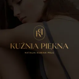 Logo Kuźnia Piękna na tle sylwetki kobiety, złote liternictwo i okrągły symbol, Natalia Kubiak-Pelc.
