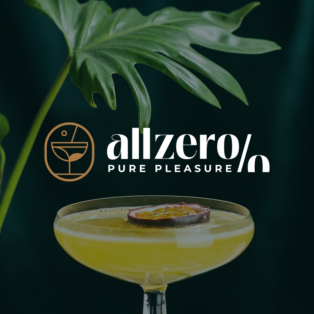 Elegancki drink w kieliszku koktajlowym z plasterkiem marakui, logo 'allzero/n PURE PLEASURE' i tropikalny liść na ciemnozielonym tle.
