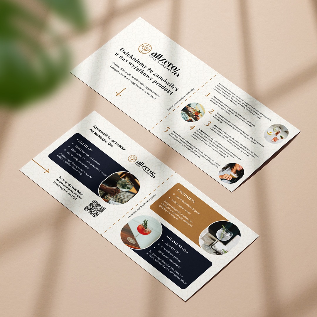 Dwie ulotki reklamowe leżące ukośnie na jasnym tle, prezentujące przepisy na koktajle bezalkoholowe marki Allzero%, z QR kodem odsyłającym do większej liczby przepisów i instrukcjami przygotowania...