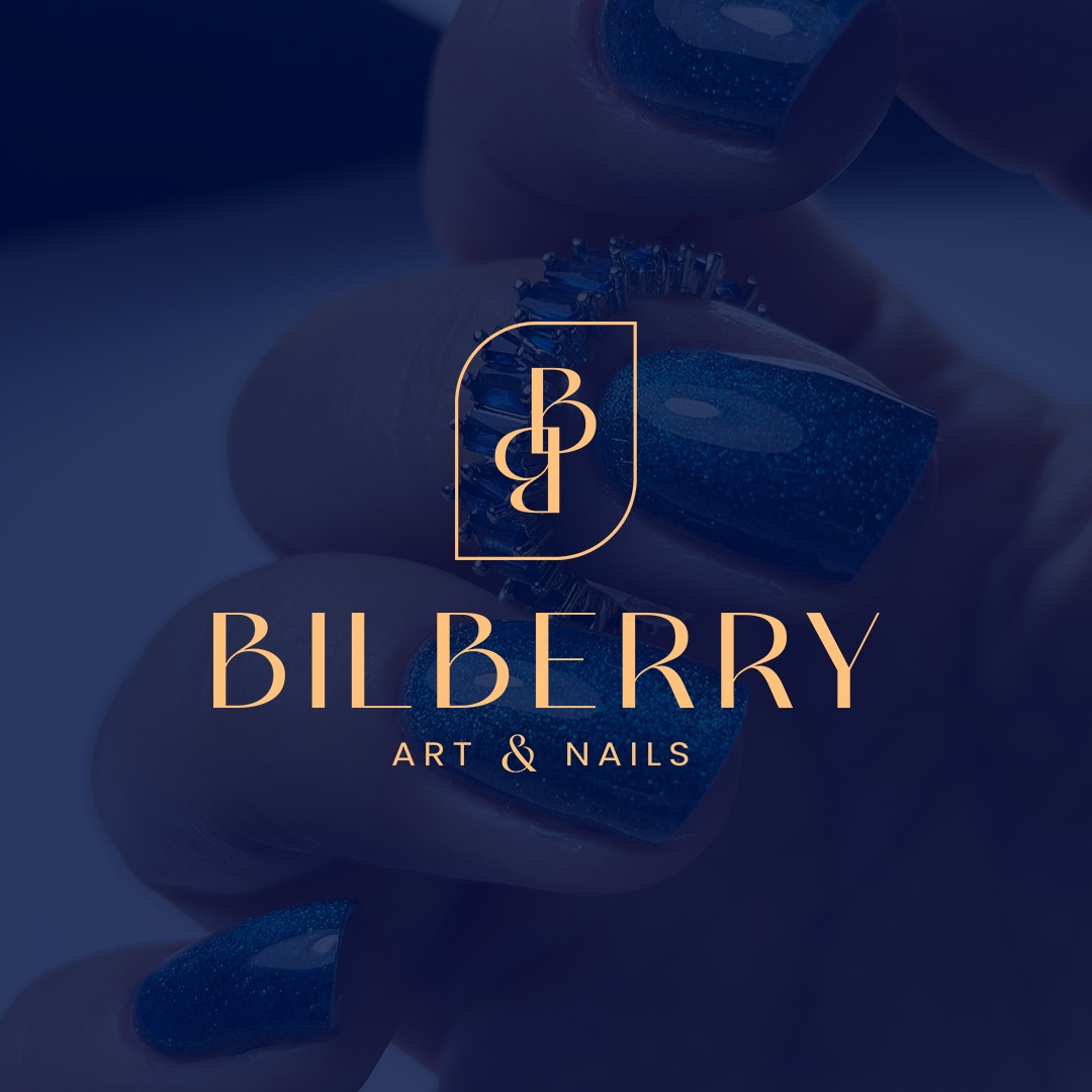 Dłoń z niebieskim manicure, pierścionek z niebieskimi kamieniami i logo 'Bilberry Art & Nails' w złotym kolorze.