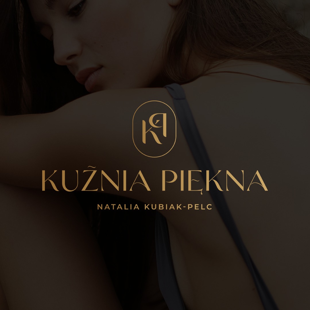 Logo Kuźnia Piękna na tle sylwetki kobiety, złote liternictwo i okrągły symbol, Natalia Kubiak-Pelc.