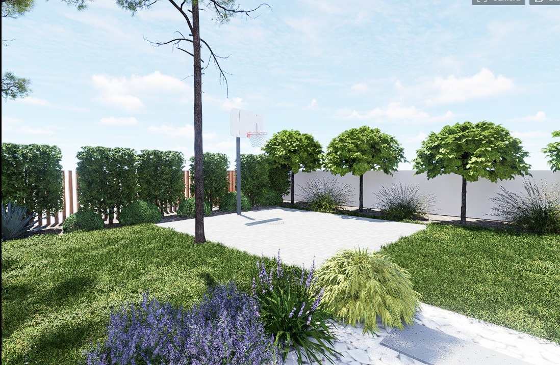 Wizualizacja ogrodu z boiskiem do koszykówki, niskim żywopłotem, strzyżonymi drzewami i rabatą z kwitnącymi, fioletowymi kwiatami.