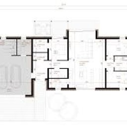 Raccoon services - Rzut poziomy domu jednorodzinnego z zaznaczonymi pomieszczeniami, instalacjami i wymiarami, widok z góry.