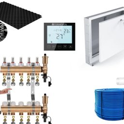 Raccoon services - Instalator w niebieskim kombinezonie prezentuje rozdzielacz ogrzewania podłogowego z przepływomierzami, obok mata izolacyjna, regulator temperatury Termofol, szafka instalacyjna z kluczykiem i zwój...