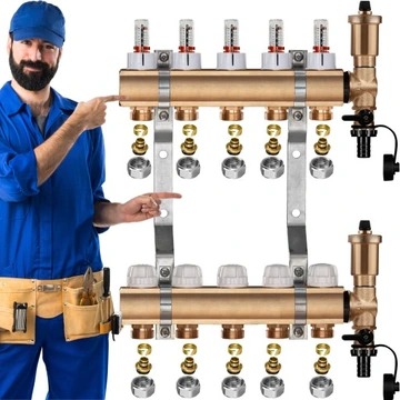 Uśmiechnięty hydraulik w niebieskim kombinezonie prezentuje rozdzielacz instalacji hydraulicznej z przepływomierzami, zaworami i elementami montażowymi na białym tle.