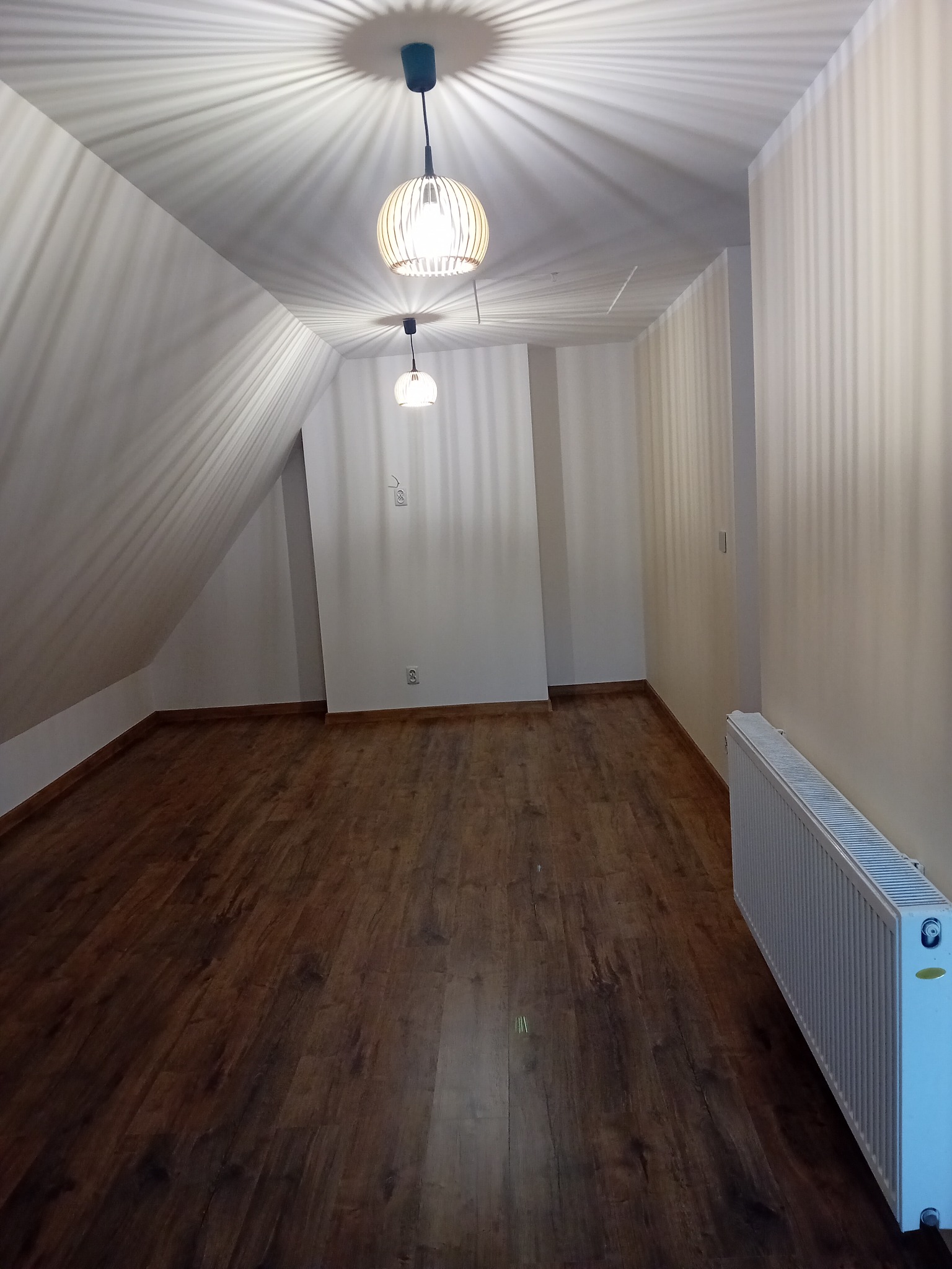 Gotowe panele wraz z listwami przypodlogowymi i podłączenie nowego oświetlenia oraz montaż gniazd i włączników