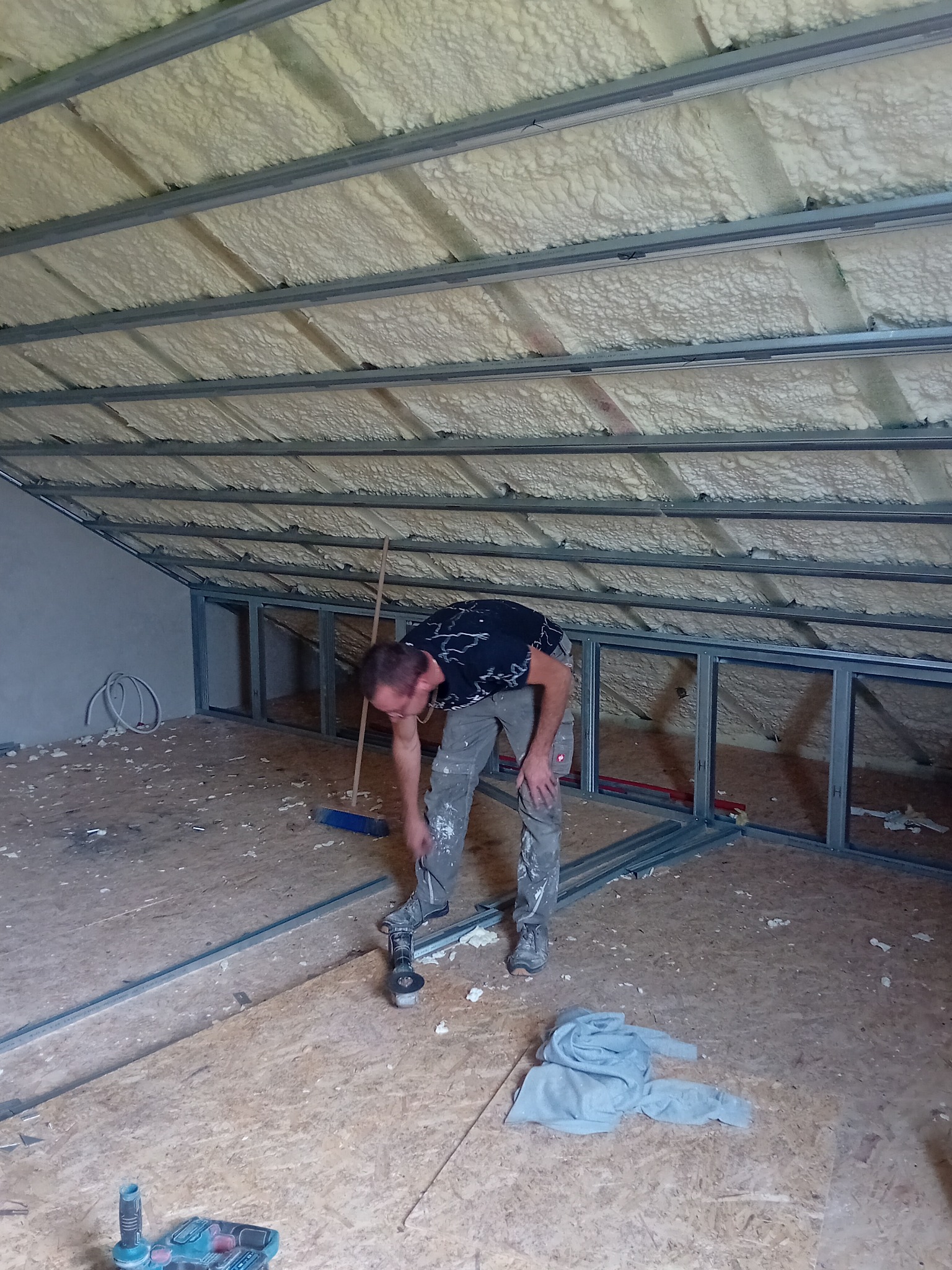 Sufit podwieszany na poddaszu wraz z ściankom kolankową