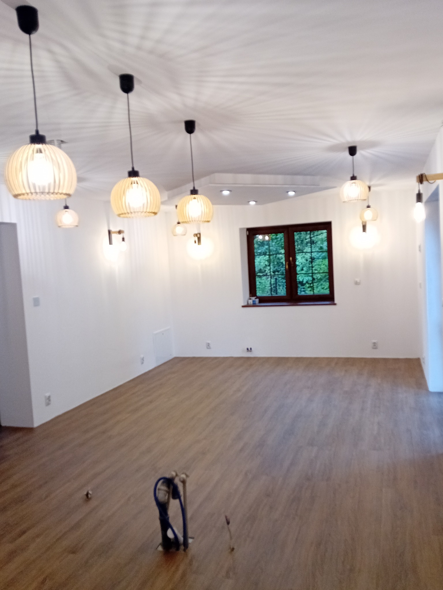 Szpachlowanie malowanie układanie paneli winylowych wraz z nową elektrykom