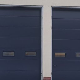 Nowoczesna brama segmentowa przemysłowa z przeszkleniami i drzwiami serwisowymi 🚪
Solidna konstrukcja, estetyczne wykończenie oraz funkcjonalność dopasowana do obiektów przemysłowych i magazynowych.
