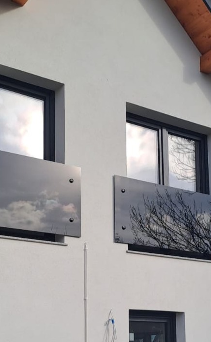 Balustrady okna francuskie , szkło hartowane, mocowane na rotuli .