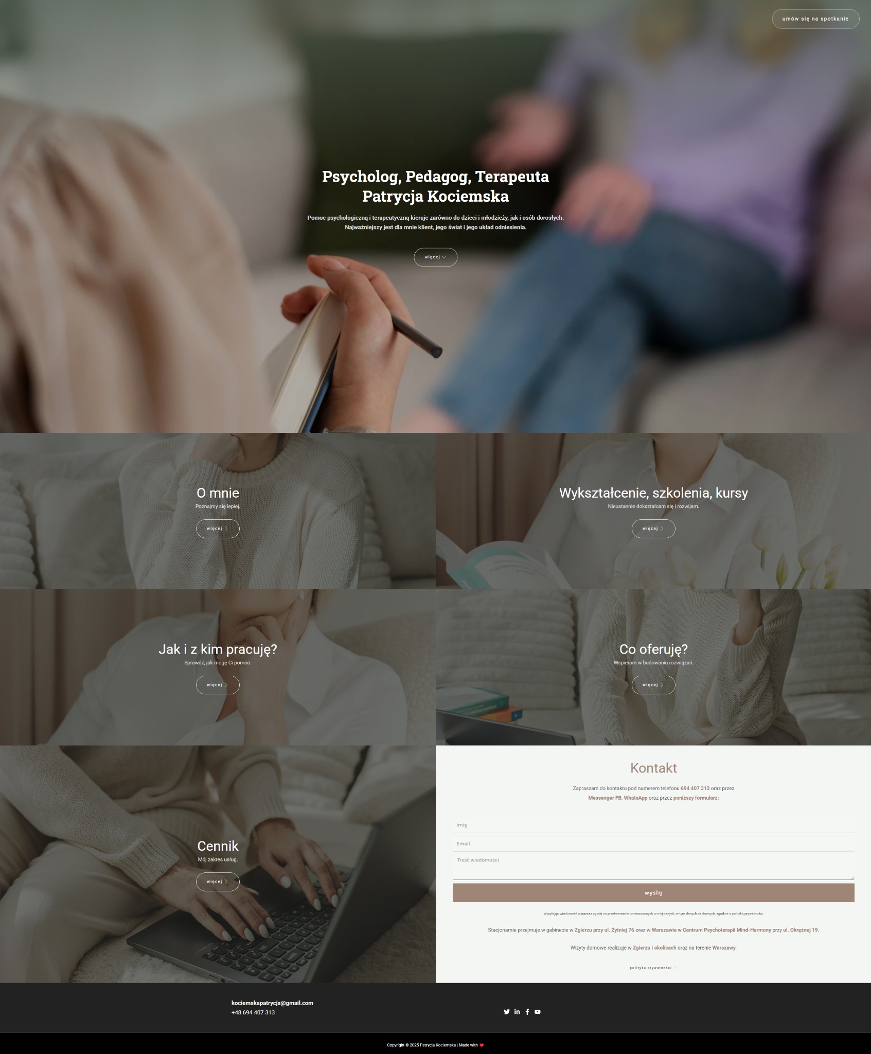 Kobieca dłoń z długopisem nad otwartym notatnikiem, w tle zamazana sylwetka osoby, sugerująca sesję terapeutyczną lub coachingową.