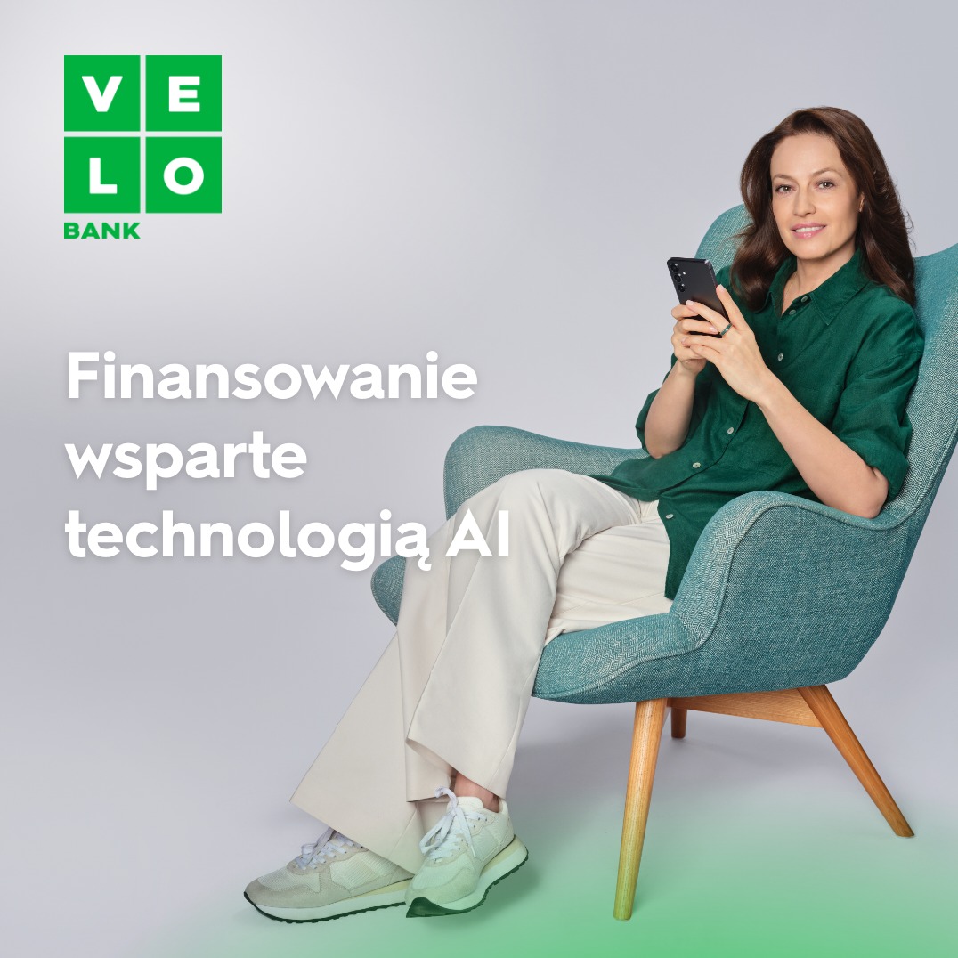 Kobieta siedzi w fotelu, trzyma smartfon, obok logo VeloBank i napis Finansowanie wsparte technologią AI.