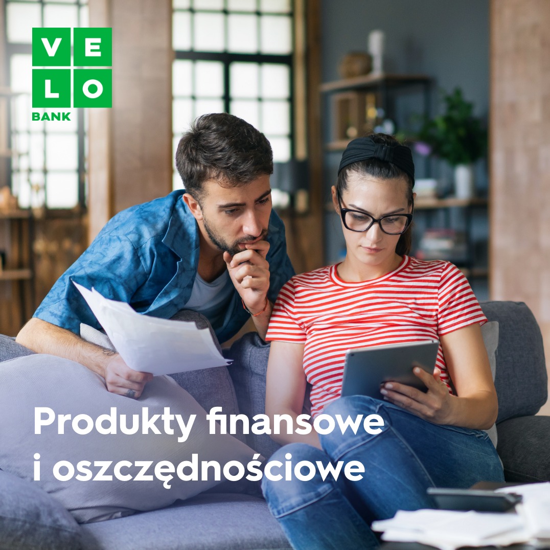 Para analizuje dokumenty i korzysta z tabletu w kontekście produktów finansowych VeloBank, z widocznym logo w lewym górnym rogu.