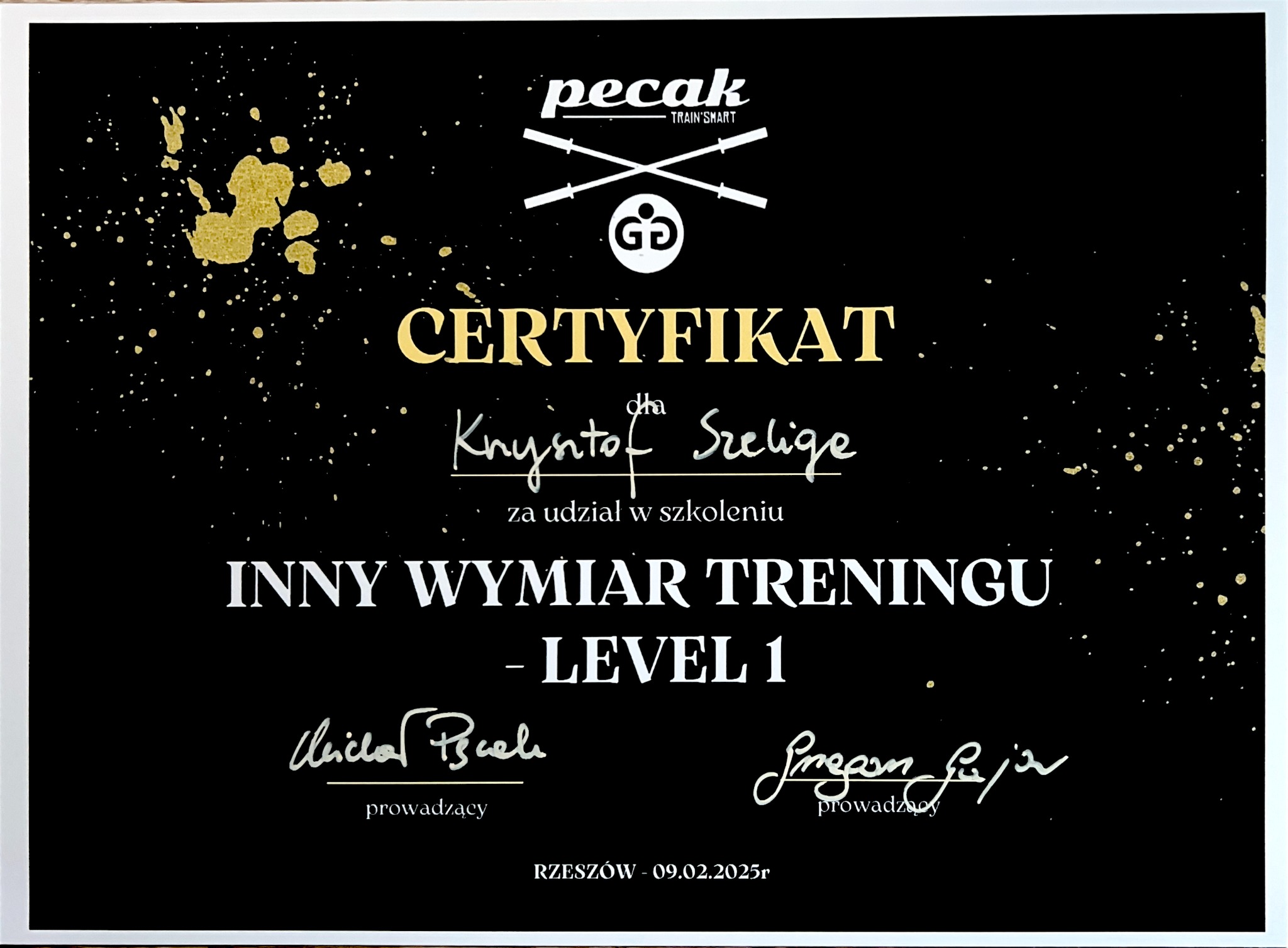 Certyfikat ukończenia szkolenia 'Inny Wymiar Treningu - Level 1' z logotypem Pecak Train Smart i złotymi akcentami na czarnym tle, wystawiony dla Krzysztofa Szeligi.