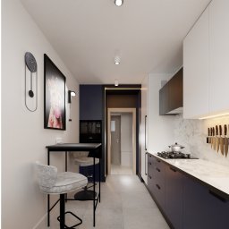 HB STUDIO Hanna Blicharska - Nowoczesna kuchnia z marmurowym blatem, ciemnymi szafkami i designerskimi krzesłami barowymi. Na ścianie zegar i plakat z motywem zwierzęcym.