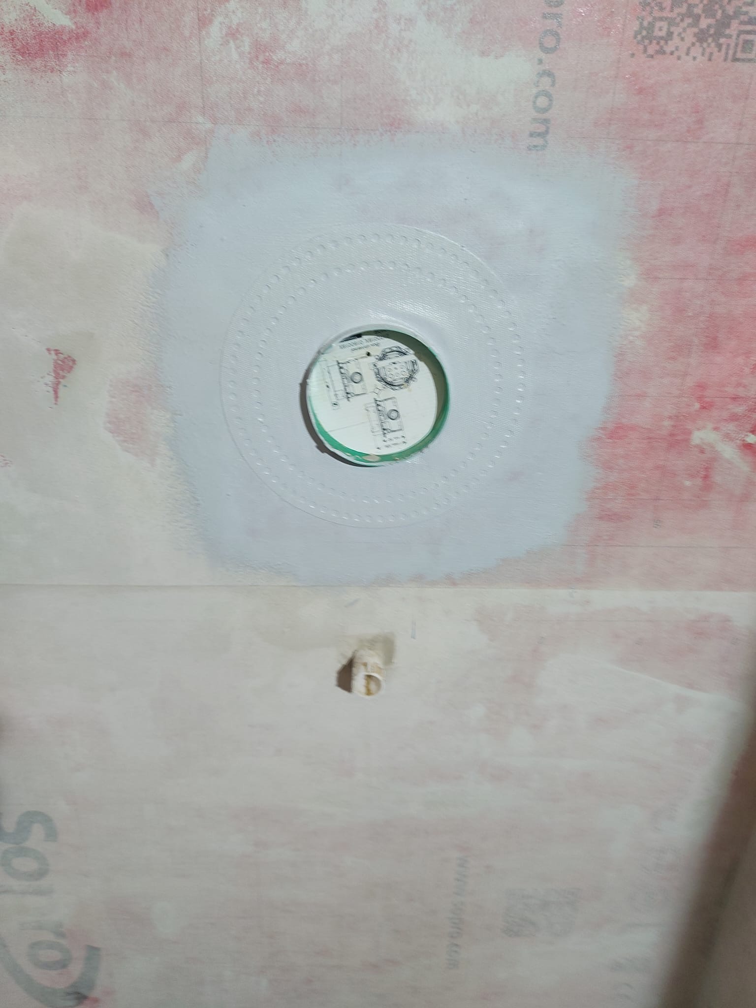 Przygotowanie podłoża pod odpływ liniowy w łazience, widoczna warstwa uszczelniająca na płycie kartonowo-gipsowej.