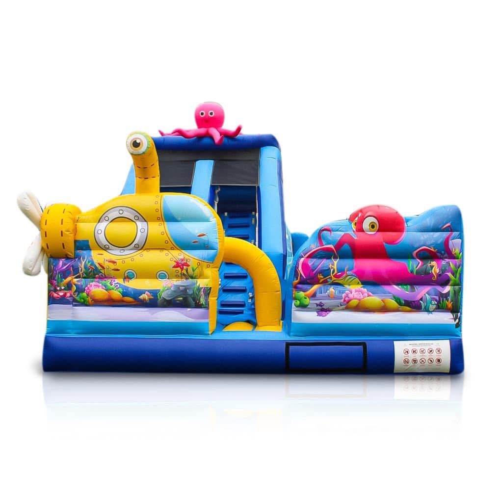 Nadmorski plac zabaw: Dmuchany zamek w kształcie łodzi podwodnej z ośmiornicami, utrzymany w niebiesko-żółtej kolorystyce.