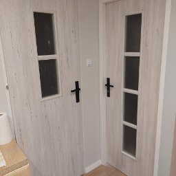 Wstawianie, wymiana drzwi.