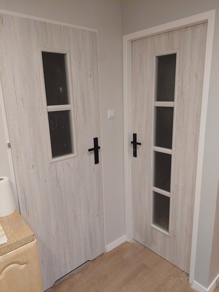 Wstawianie, wymiana drzwi.