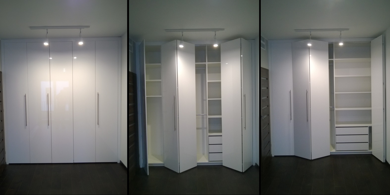 Biała szafa wnękowa z połyskującymi frontami, częściowo otwarta ukazująca półki i szuflady wewnątrz, oświetlona punktowo