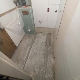 Mała łazienka w bloku. Miejsca niewiele ale weszło wszystko co trzeba. Połączenie bieli i ciepłej płytki drewnopodobnej to coś co szybko się nie znudzi i raczej z mody nie wyjdzie. 